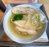 【わざわざ飛行機に乗って、ラーメンを食べに行ってきます。】福岡で食べたいラーメンは「豚骨系」「非豚骨系」どっち? 「博多元気一杯!!」豚骨100%の濃厚クリーミースープ。ラーメンの概念を覆す「ニシムラ麺」で、人生初のラーメンおかわりで愉悦に浸る。JAL国際線ビジネスクラスシートで行く快適旅!「飛行機で麺の旅2022 vol.2 福岡編」/タカヤマコジロー