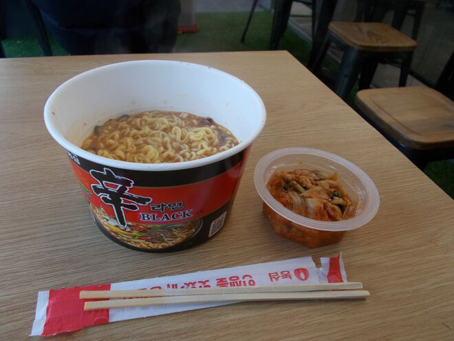 物価高のソウル、コンビニ併設イートインスペースでカップ麺を啜る人が多い理由とは？【韓国の個人旅行ガイド】下川裕治の画像