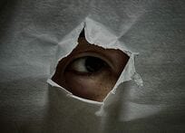 呪われた(？)歌舞伎町売れっ子キャバ嬢リオ──誕生日イベントに乱入し出禁となったストーカー客「S」だったが、恐怖はそこから始まった……怯え切ったリオが歌舞伎町を去った理由とは？【夜街怪談／第26回・後編】