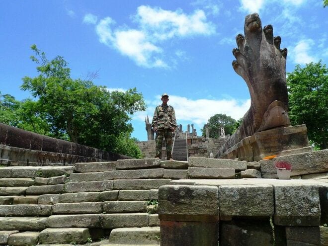画像 写真 タイ カンボジア国境 カオプラヴィハーン 室橋裕和 越えて国境 迷ってアジア 16 ここからの景色は カンボジア の誇りだよ と傍らの兵士が呟く 歴代のクメール王たちの聖地は ユネスコ世界遺産 に
