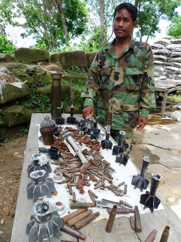 画像 写真 タイ カンボジア国境 カオプラヴィハーン 室橋裕和 越えて国境 迷ってアジア 16 ここからの景色は カンボジア の誇りだよ と傍らの兵士が呟く 歴代のクメール王たちの聖地は ユネスコ世界遺産 に