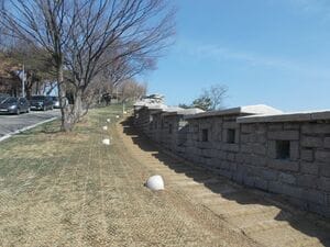 坂道が多いソウルでも、特に坂と石段が多いといわれる街・恵化。急坂を上り梨花洞壁画村から駱駝山公園へ【韓国の個人旅行ガイド】下川裕治の画像