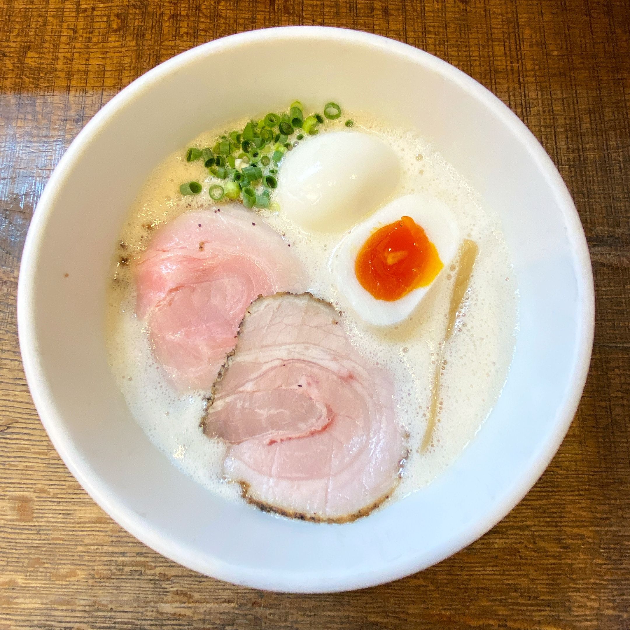 奈良のラーメンとは 富雄 ラーメン家 みつ葉 豚と鶏の泡々白湯 生駒 らぁめん トリカヂ イッパイ 地鶏と小麦の生揚げ醤油清湯 年新店 みなみ食堂 クリアでキレのある豚清湯 三者三様の鶏と豚のラーメン 奈良のラーメンとは 富雄 ラーメン家 みつ葉 豚と鶏の泡々白湯 生駒 らぁめん トリカヂ イッパイ 地鶏と小麦の生揚げ醤油清湯 年新店 みなみ食堂 クリアでキレのある豚清湯 三者三様の鶏と豚のラーメン