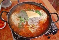 Netflix人気バラエティ『隣の国のグルメイト』で松重豊とバラード歌手ソン・シギョンが夢中で食べた鍋料理「プデチゲ」はどんな料理？【韓国グルメ】