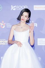 『ジョンニョン：スター誕生』『二十五、二十一』主演キム・テリ、『2024 MAMA AWARDS』総合司会で魅力全開！超豪華な純白ドレス姿も披露