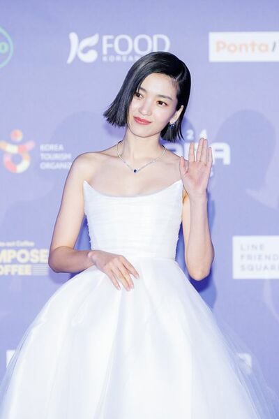 『ジョンニョン：スター誕生』『二十五、二十一』主演キム・テリ、『2024 MAMA AWARDS』総合司会で魅力全開！超豪華な純白ドレス姿も披露