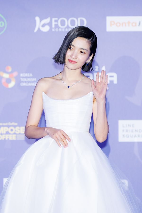 『ジョンニョン：スター誕生』『二十五、二十一』主演キム・テリ、『2024 MAMA AWARDS』総合司会で魅力全開！超豪華な純白ドレス姿も披露の画像