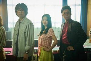 “長髪に大きな眼鏡フレーム”Netflix『エマ』新人監督役で1980年代を再現した俳優は？『D.P. -脱走兵追跡官-』では脱走兵役を熱演！【韓流談義fromソウル】の画像