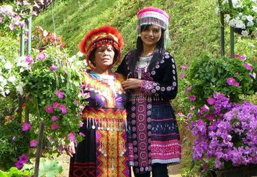 ダサイ民族衣装を着たくないから旧正月も帰りたくない タイに同化しつつある少数民族の若者たちの故郷は北部の山岳地帯 そこには人当たりが優しく 食文化も独特で 彼らがつくりだす柔らかな空気が流れる 越えて国境 迷ってアジア Vol 42 タイ メーオー 室橋裕和