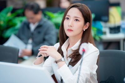 【韓国ドラマ新作】ラブコメ×年下男子の注目“推しドラ”！ラブコメ女王パク・ミニョンと新世代俳優ソン・ガン主演のNetflixシリーズ『気象庁の人々：社内恋愛は予測不能?!』にハマる予感