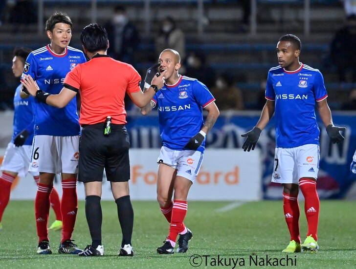 横浜Fマリノス3連勝!(2)またも怒号が飛び交った「VARノーゴール判定」の画像