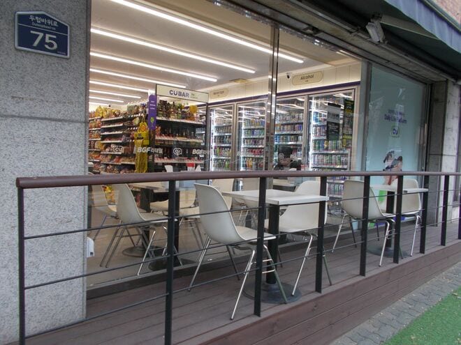 韓国のコンビニ事情は？物価高のソウルですごく助かる！コンビニのイートインスペース【韓国の個人旅行ガイド】下川裕治の画像