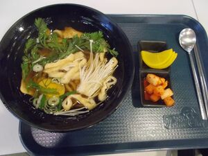 3年ぶりのソウル滞在、昼食にチャジャンミョンを選んだ理由は？韓国も物価上昇！ソウル駅フードコートで、うどん7500ウォン、海苔巻き4500ウォン【韓国の個人旅行ガイド】下川裕治の画像