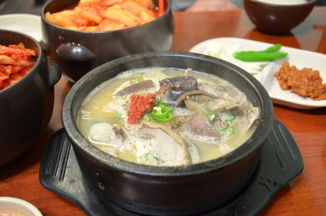 Netflix『涙の女王』キム・ジゥォン扮する財閥令嬢ヘインが食堂で注文した「スンデクッパひとつ、ソジュ1本」とは？【韓流談義fromソウル】の画像