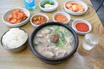 Netflix『隣の国のグルメイト』シーズン2「とんこつスープ」韓国編、ソン・シギョンが松重豊を案内したスンデクッパ屋の突き抜けた魅力とは?【韓国グルメ】
