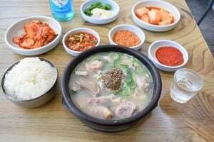 Netflix『隣の国のグルメイト』シーズン2「とんこつスープ」韓国編、ソン・シギョンが松重豊を案内したスンデクッパ屋の突き抜けた魅力とは?【韓国グルメ】の画像