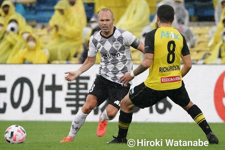 背中を見せて背後を取る ヴィッセル神戸 イニエスタ 至高の名人芸 サッカー批評web