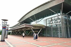 韓国ドラマNetflix『ペーパー・ハウス・コリア：統一通貨を奪え』教授役ユ・ジテの色気ある佇まい、風情ある鳳東駅舎に惹かれる【チョン・ウンスクの韓流談義fromソウル】の画像