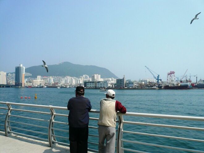 画像 写真 韓国 釜山 日本 対馬 室橋 裕和 越えて国境 迷ってアジア 06 そろそろ母国の空気を吸おう 週刊誌での激務に疲れ果ててタイに逃亡した筆者が５年ぶりの日本帰国時に選んだルートとは