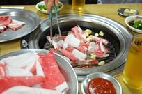 Netflix『隣の国のグルメイト』ソウルの焼肉店で人気歌手ソン・シギョンと日本人女優が味わった牛焼肉「チャドルバギ」とは？【韓流談義fromソウル】