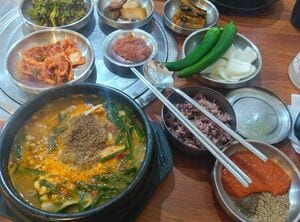 酷暑のソウルで何を食べる？暑さを乗り切るために体にいい「黒ヤギ料理」にチャレンジしてみる【韓国の個人旅行ガイド】の画像