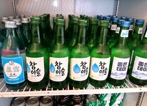 1990年代らしさを感じさせるアイテムに注目！パク・シネ主演コメディNetflix『Missホンは潜入捜査中』見どころは？【韓流談義fromソウル】の画像