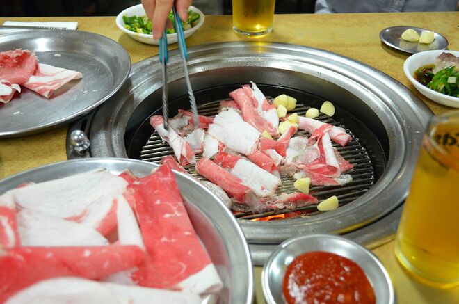 Netflix『隣の国のグルメイト』ソウルの焼肉店で人気歌手ソン・シギョンと日本人女優が味わった牛焼肉「チャドルバギ」とは？【韓流談義fromソウル】の画像