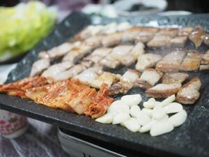 キムチの好きな食べ方、サムギョプサルで焼きキムチのおいしさにハマる【韓国の個人旅行ガイド】下川裕治の画像