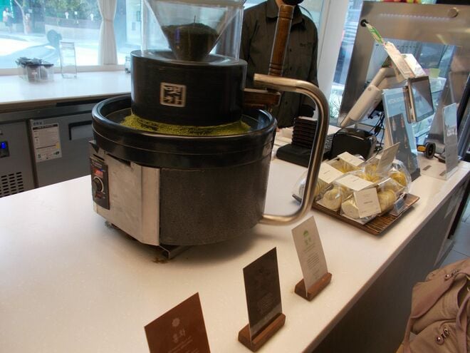 ソウル明洞の人気カフェ、看板メニューは石臼で挽いた抹茶。健康志向で人気のレトロな食材は?【韓国の個人旅行ガイド】下川裕治の画像