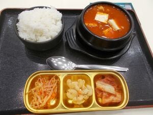 タイで庶民化する韓国料理だが…ショッピングモールの韓国食堂、果たして豆腐チゲの味は?【韓国の個人旅行ガイド番外編】下川裕治の画像