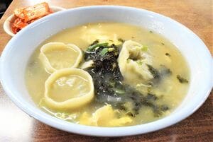 SHINeeミンホの瞳に癒される!Netflix良作『家いっぱいの愛』心も身体もあたたまるミレとテピョンの夕食シーン、2人が食べたものは?【韓流談義fromソウル】の画像