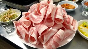 Netflix人気作『Missナイト ＆ Missデイ』でヒロイン母がイケメン検事や娘をたとえた「超特級カルビ」「冷凍サムギョプサル」「豚皮」ってどんな肉？【韓流談義fromソウル】の画像