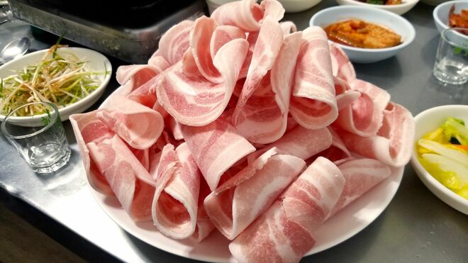 Netflix人気作『Missナイト & Missデイ』でヒロイン母がイケメン検事や娘をたとえた「超特級カルビ」「冷凍サムギョプサル」「豚皮」ってどんな肉?【韓流談義fromソウル】の画像