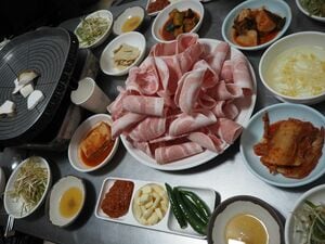 韓国の食堂の小皿おかず問題、お代わりを遠慮したほうがいいものは？地元の人は周囲を見渡して判断するというけれど…【韓国の個人旅行ガイド】下川裕治の画像