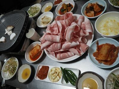 韓国の食堂の小皿おかず問題、お代わりを遠慮したほうがいいものは？地元の人は周囲を見渡して判断するというけれど…【韓国の個人旅行ガイド】下川裕治