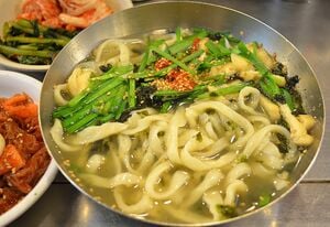 Netflixグルメ番組『隣の国のグルメイト』で松重豊が「めちゃくちゃ美味しい」と称賛したカルグクスはどんな料理？明洞の超有名店、流派が違う人気店も！【韓流談義fromソウル】の画像