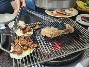 『孤独のグルメ』松重豊&“バラードの皇帝”ソン・シギョン出演のNetflix『隣の国のグルメイト』で紹介されたソウルの人気テジカルビ店を訪問!【韓ドラから始める韓国旅行】の画像