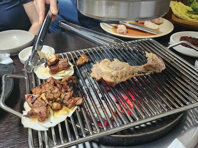 『孤独のグルメ』松重豊＆“バラードの皇帝”ソン・シギョン出演のNetflix『隣の国のグルメイト』で紹介されたソウルの人気テジカルビ店を訪問！【韓ドラから始める韓国旅行】の画像