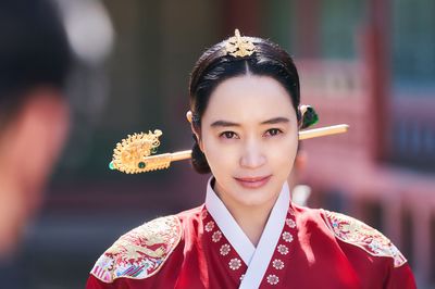 Netflix韓国ドラマ＆映画10月新作！キム・ヘスが王妃役で教育問題に奮闘する史劇『シュルプ』、『ヴィンチェンツォ』チョン・ヨビン主演『グリッチ －青い閃光の記憶－』他
