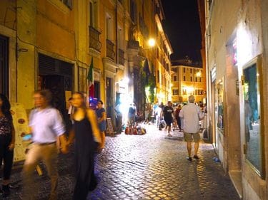 ロマンティック ローマ的 という言葉は ローマの夏の夜のそぞろ歩きが語源になっている ディナーの後のお楽しみ ローマのナイト ウォーキング ブーツの国の街角で Vol 概要