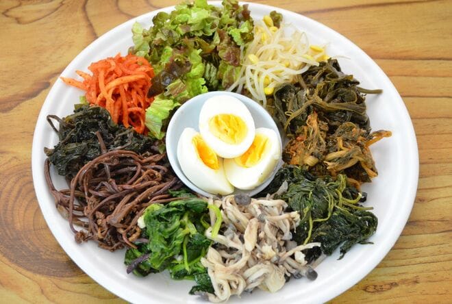 ソウル郊外で自然の気を感じる山菜料理に舌鼓！Netflix『隣の国のグルメイト』歌手ソン・シギョンの「心が喜ぶ料理」とは？【韓流談義fromソウルの画像