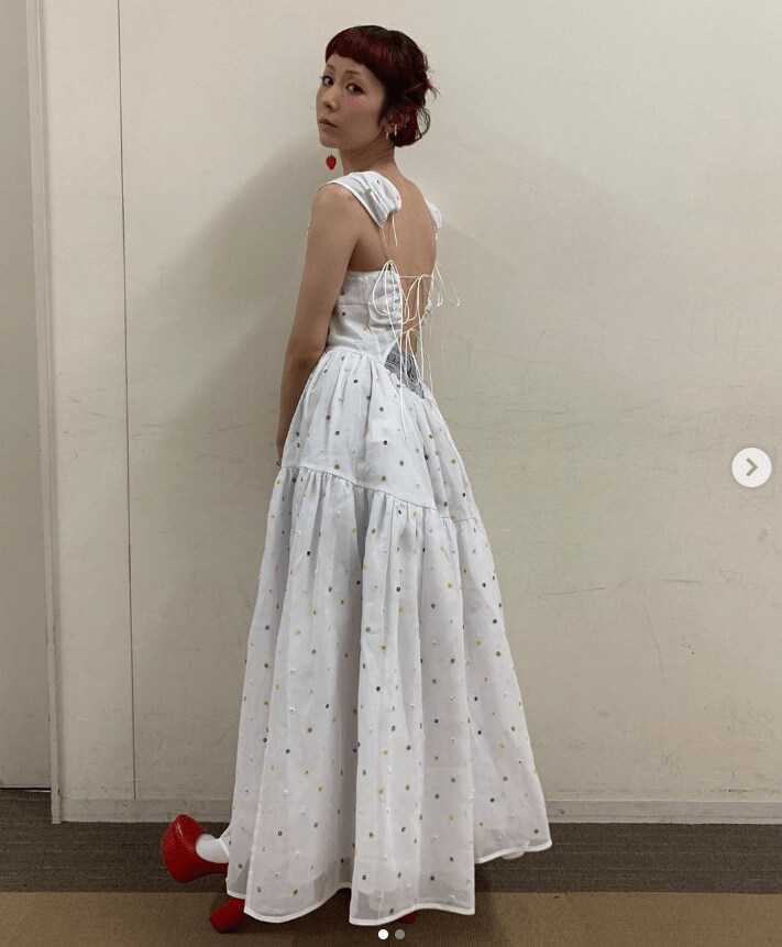 木村カエラ、\u201cびんぼっちゃまくんドレス\u201dで美背中あらわ