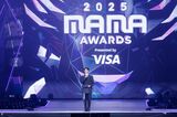 パク・ボゴム「2025 MAMA AWARDS」司会の大役、黒スーツから韓服に華麗な変身！デビュー20周年のSUPER JUNIORは圧巻のステージ、新人賞はCORTISとHearts2Hearts〈レポート〉