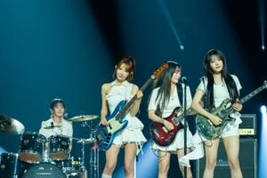 韓国ガールズバンドQWERが「KCON JAPAN」初参戦！大ヒット曲「悩み中毒」KCONバージョンを披露し会場興奮、純白衣装で日本ファンのハートを直撃！〈レポート〉の画像
