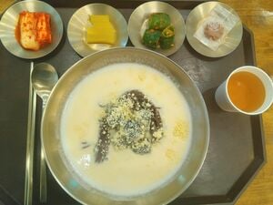 豆乳を使った韓国の麺料理「コングクス」に超糖で低糖のトウモロコシを使った新メニューが出現!?【韓国の個人旅行ガイド】の画像