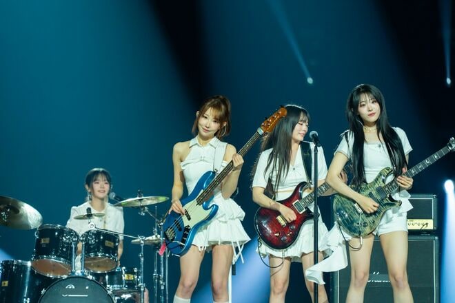 韓国ガールズバンドQWERが「KCON JAPAN」初参戦！大ヒット曲「悩み中毒」KCONバージョンを披露し会場興奮、純白衣装で日本ファンのハートを直撃！〈レポート〉の画像