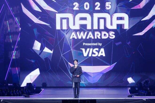 パク・ボゴム「2025 MAMA AWARDS」司会の大役、黒スーツから韓服に華麗な変身！デビュー20周年のSUPER JUNIORは圧巻のステージ、新人賞はCORTISとHearts2Hearts〈レポート〉の画像