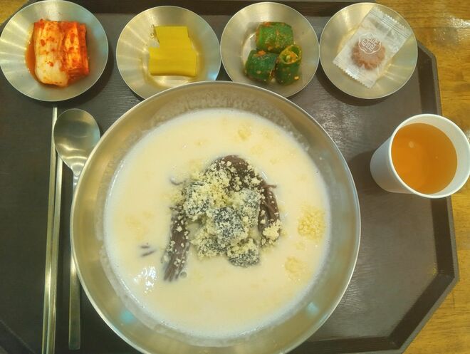 豆乳を使った韓国の麺料理「コングクス」に超糖で低糖のトウモロコシを使った新メニューが出現!?【韓国の個人旅行ガイド】の画像