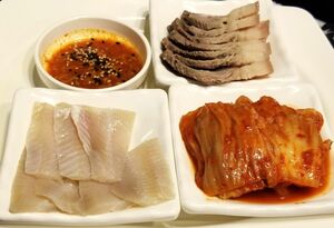 Netflix韓国ドラマ 『ナルコの神』主演ハ・ジョンウが食べていた全羅道名物エイの刺身（ホンオフェ）の味は？ 【チョン・ウンスクの韓流談義fromソウル】の画像