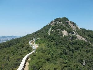 ソウル都心にある標高338.2メートルの仁王山に登ってみる。写真撮影はOK？山頂からの見晴らしは？【韓国の個人旅行ガイド】下川裕治の画像